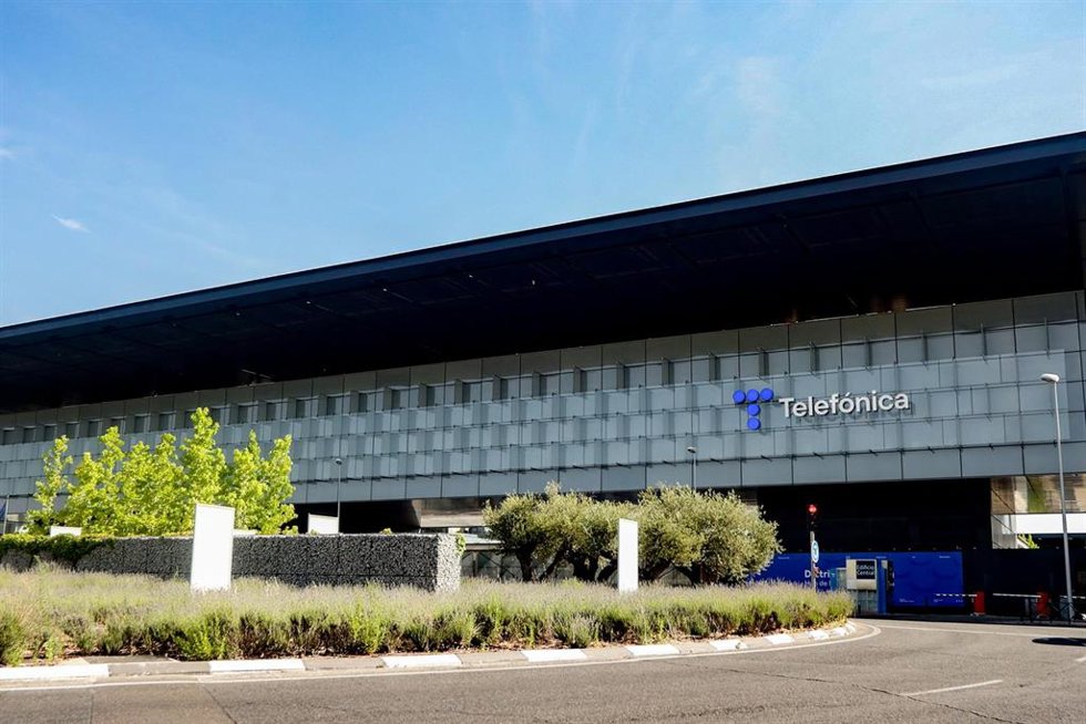Archivo - Fachada de la sede de la multinacional española Telefónica, situada en la Ronda de la Comunicación, en el denominado Distrito Telefónica, a 22 de Julio de 2022, en el barrio de Las Tablas,  Madrid.