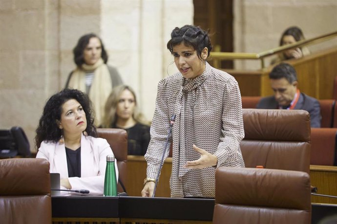 La portavoz del Grupo Mixto-AdelanteAndalucía, Teresa Rodríguez, realiza pregunta de control al presidente de la Junta de Andalucía, Juanma Moreno, durante la segunda jornada del Pleno del Parlamento andaluz en el Parlamento de Andalucía.