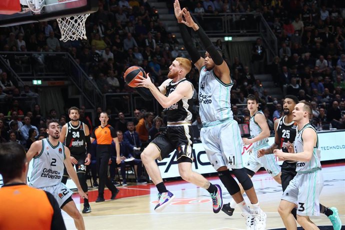 Niccolo Mannion of Bologna and Jasiel Rivero Fernandez of Valencia during the Turkish Airlines Euroleague basketball match between Segafredo Virtus Bologna and Valencia Basket Club on November 17, 2022 at Paladozza sport palace in Bologna, Italy