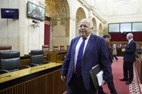 Aguirre ordena a un diputado de Vox que abandone la tribuna tras llamar "golfos" a los socialistas y no retirarlo