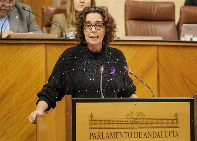 La parlamentaria del PSOE-A Susana Rivas interviene en el Pleno del Parlamento.
