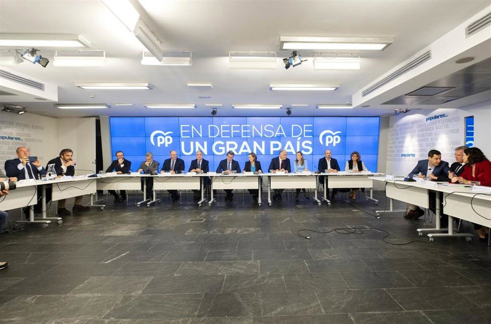 Foto de familia de los miembros del Comité Ejecutivo Nacional del PP en una rueda de prensa, en la sede nacional del PP, a 14 de noviembre de 2022, en Madrid (España). El comité se ha celebrado el mismo día en el que se han conocido los resultados del ú