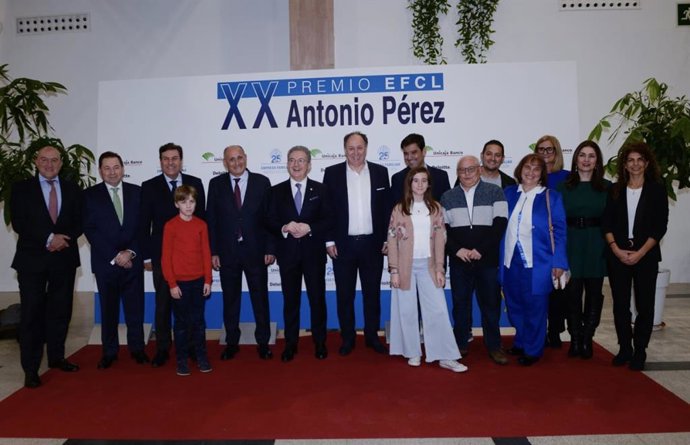 Foto de familia de los premiados por EFCL.