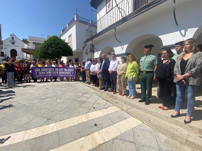 Archivo - Concentración ante el Ayuntamiento de Montemayor en señal de repulsa por el asesinato de la joven presuntamente a manos de su pareja.