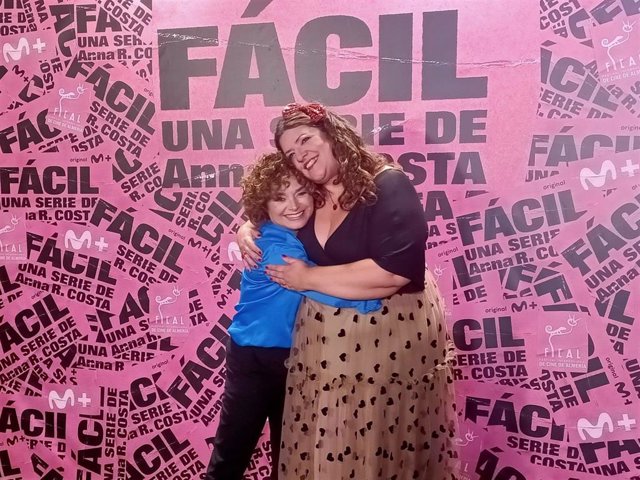 La creadora de 'Fácil', Anna R. Costa abrazada a la actriz Coria Castillo.
