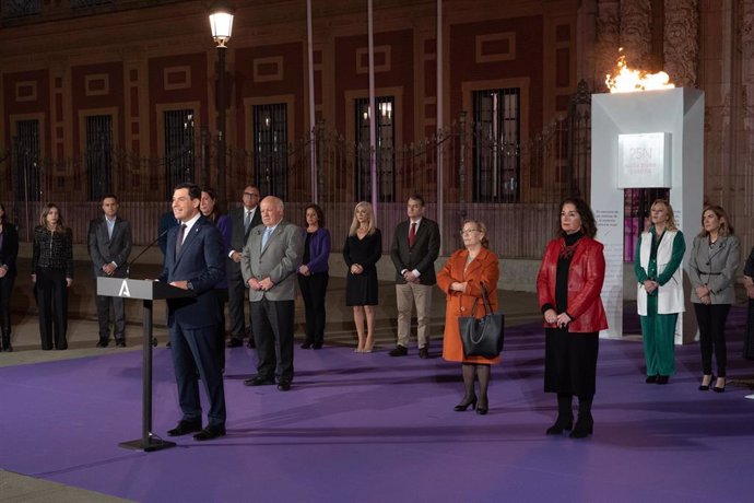 El Presidente de la Junta de Andalucía Juanma Moreno interviene en la lectura del manifiesto, a 24 de noviembre de 2022 en Sevilla, Andalucía, España. 