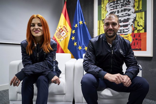 Los nuevos astronautas españoles de la Agencia Espacial Europea (ESA), Sara García y Pablo Álvarez, posan para Europa Press, a 24 de noviembre de 2022, en Madrid (España). Pablo Álvarez formará parte del cuerpo titular de astronautas de la ESA. Trabajó co