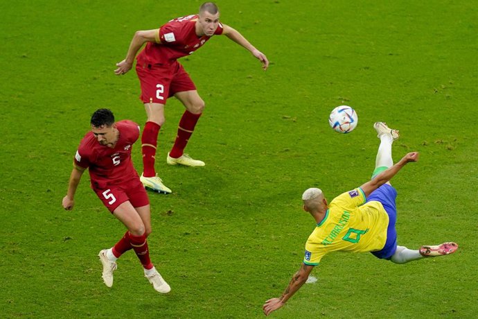 El jugador de la selección brasileña Richarlison anota de chilena en la victoria de su equipo ante Serbia