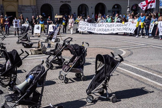 Archivo - Carritos de bebé durante una protesta en Alemania por la guerra de Ucrania