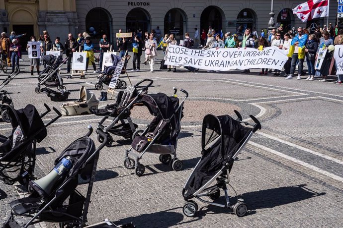 Archivo - March 27, 2022, Munich, Bavaria, Germany: As the confirmed number of Ukrainian children killed by invading Russian forces tops 139, the Ukrainian community of Munich, Germany organized a memorial with baby strollers and carriers to symbolize t