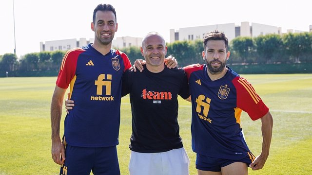 Andrés Iniesta, Sergio Busquets y Jordi Alba en la concentración de la selección española en Doha