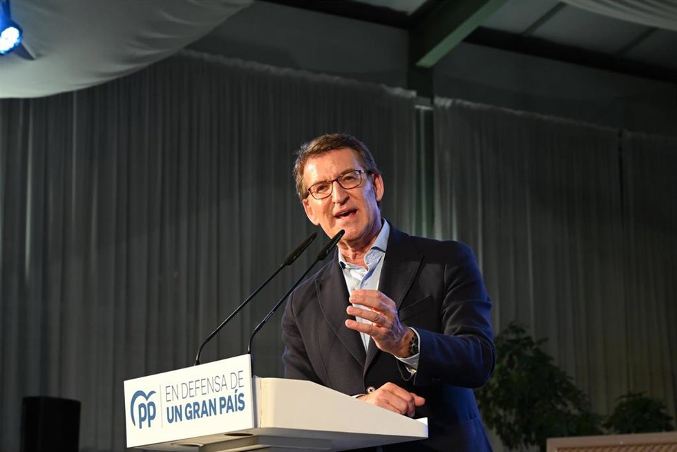 El líder del Partido Popular (PP), Alberto Núñez Feijóo, participa en el acto público 'En defensa de un gran país' en el Palacio de Cristal del Hotel Río, a 24 de noviembre de 2022, en Badajoz, Extremadura (España).