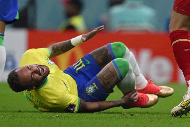 El jugador de la selección brasileña Neymar Junior después de una fuerte entrada en el partido ante Serbia