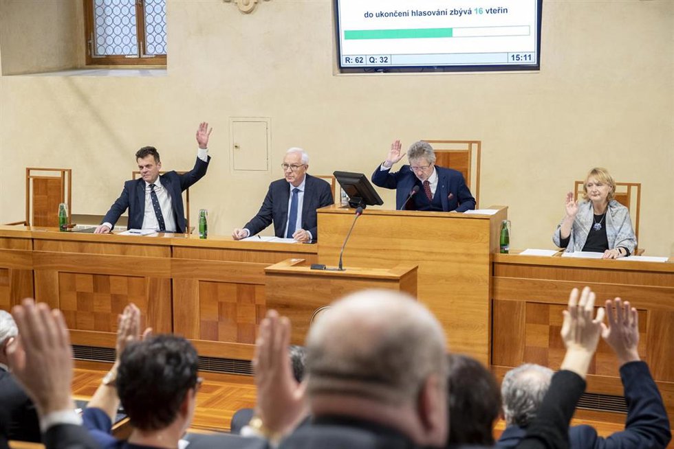 Senadores checos en la votación para modificar la Ley de Energía que grava los beneficios extraordinarios de las empresas energéticas.