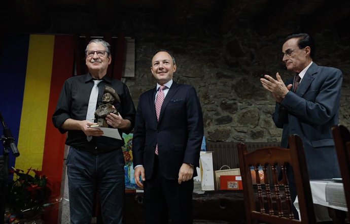 Francesc Puigpelat guanya el Fiter i Rossell de novella en la Nit Literria Andorrana
