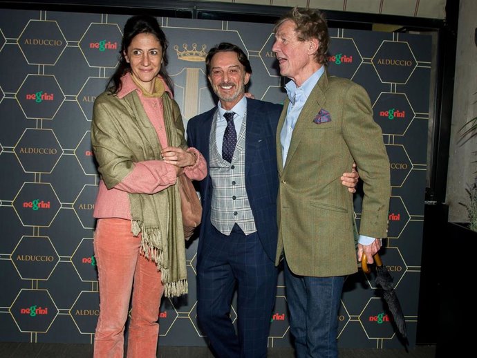 Ernesto de Hannover y su pareja, Claudia Stilianopoulos, han asistido al aniversario de un conocido restaurante de la capital