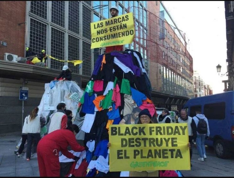 Acción de activistas en Madrid en contra de black friday.