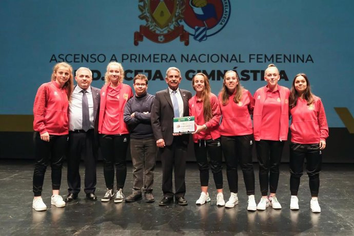 El presidente, Miguel Ángel Revilla, participa en la entrega de premios de la Gala del Fútbol Cántabro