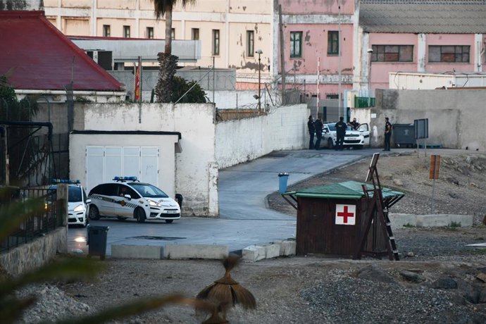 Archivo - Imagen de archivo de vehículos de la Guardia Civil, en el dispositivo policial desplegado en la zona portuaria de Ceuta para recoger a menores migrantes que se encuentran en situación de calle, a 1 de septiembre de 2021, en Ceuta (España). 
