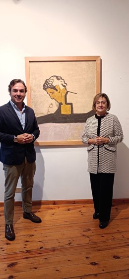 La concejala de Acción y Promoción Cultural, Evelia Fernández, y José Lino Casquero, ante la obra de Vela Zanetti.