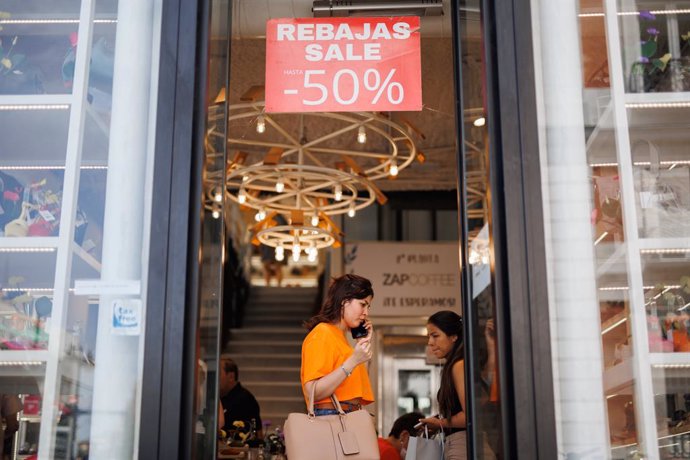 Archivo - Mujeres comprando en una una tienda en rebajas