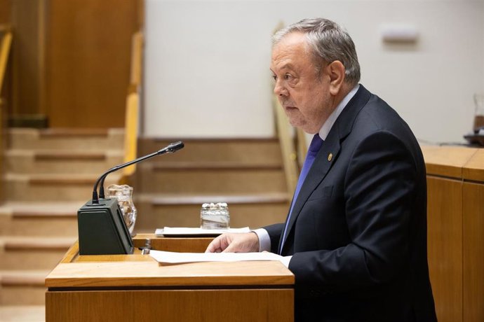 Archivo - El consejero de Economía y Hacienda, Pedro Azpiazu, en el pleno de control