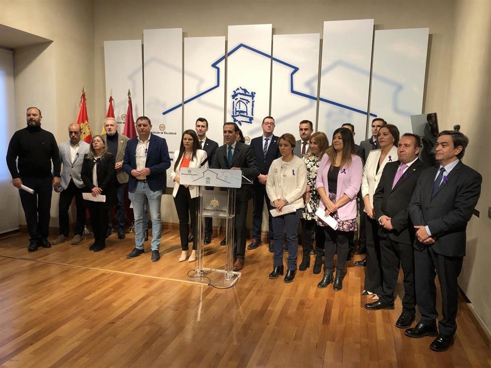 Miembros de la Corporación Provincial durante la lectura del manifiesto de la FEMP con motivo del 25N.