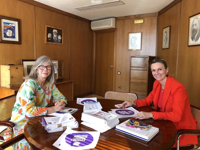 Rira de la Plaza (dcha) y Consuelo Gutiérrez en la firma del convenio