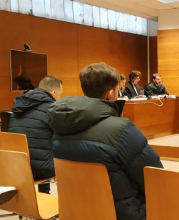 En un primer plano, Karim A.A, y a su izquierda en un segundo plano Juan Manuel A.H, durante la vista en la que se han conformado con distintas penas y han evitado la celebración del juicio.