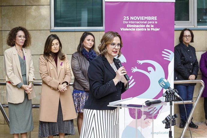 La vicepresidenta y consejera de Mujer, Igualdad, LGTBI, Familias, Política Social y Transparencia, Isabel Franco, durante la lectura del manifiesto del 25N.