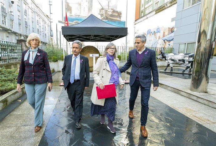 El presidente de Cantabria, Miguel Ángel Revilla; el vicepresidente, Pablo Zuloaga; la consejera de Educación Marina Lombó; y la directora general de la Mujer, Consuleo Gutiérrez, en la lectura de la declaración institucional por el 25N.