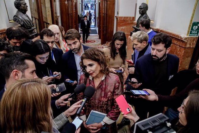 La ministra de Hacienda y Función Pública, María Jesús Montero, ofrece declaraciones a los medios, a su llegada a una sesión plenaria en el Congreso de los Diputados, a 24 de noviembre de 2022, en Madrid (España). Los Presupuestos Generales del Estado (