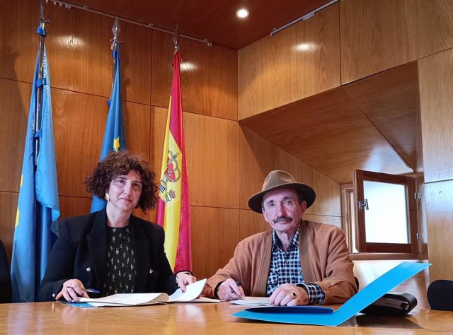 Archivo - Martina Cuesta, promotora en Asturias de Capital Energy, y Daniel Martínez Labayos, alcalde de Illano.
