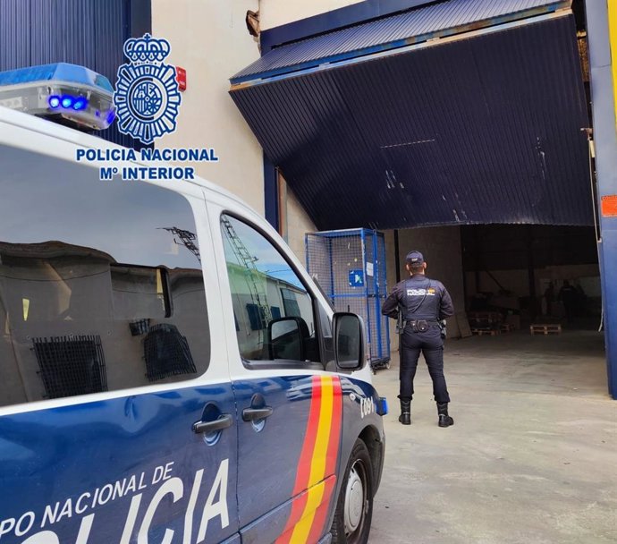 Puerta de la nave que forzaron los ladrones para robar material