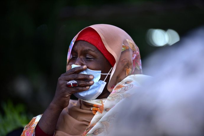 Archivo - 27 November 2020, Sudan, Khartoum: A Sudanese woman cries during the funeral of Sadiq al-Mahdi, Sudan's last democratically elected prime minister and leader of the country's largest political party, who has died of coronavirus (COVID-19) in a