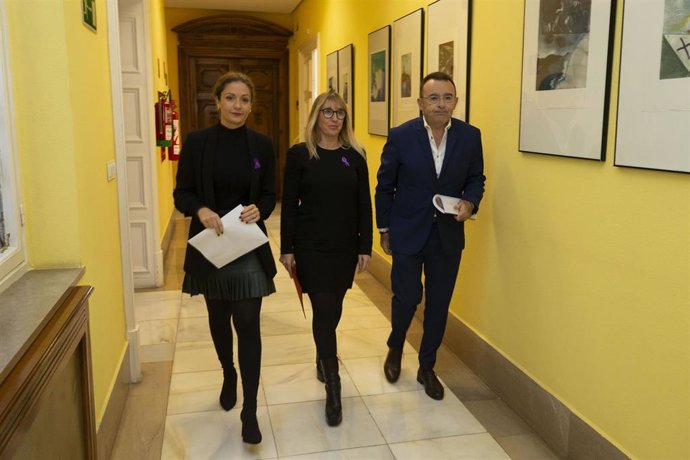 La delegada del Gobierno, Ainoa Quiñones; la consejera de Empleo, Eugenia Gómez de Diego; y el director territorial de la Inspección de Trabajo, Miguel Gálvez