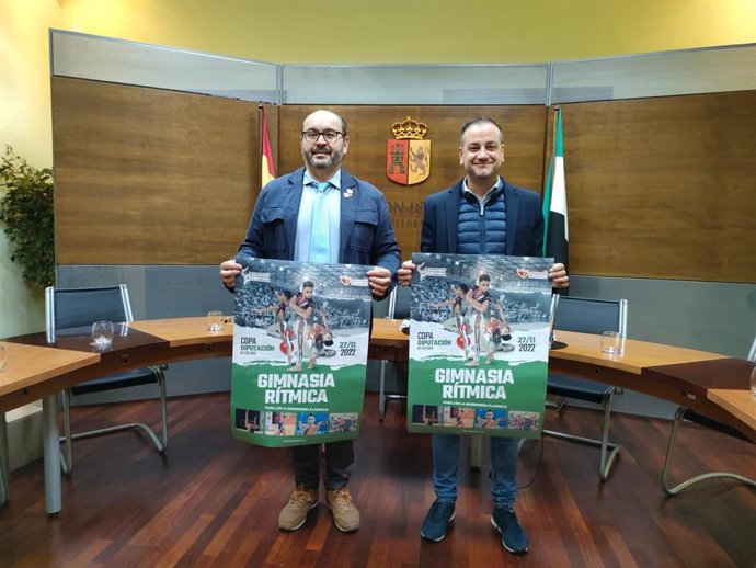 El presidente de la Federación de Gimnasia de Extremadura, Fernando Molina, y el diputado delegado de Deportes de la Diputación de Cáceres, Miguel López