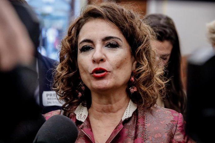 La ministra de Hacienda y Función Pública, María Jesús Montero, ofrece declaraciones a los medios, a su llegada a una sesión plenaria en el Congreso de los Diputados, a 24 de noviembre de 2022, en Madrid (España). Los Presupuestos Generales del Estado (