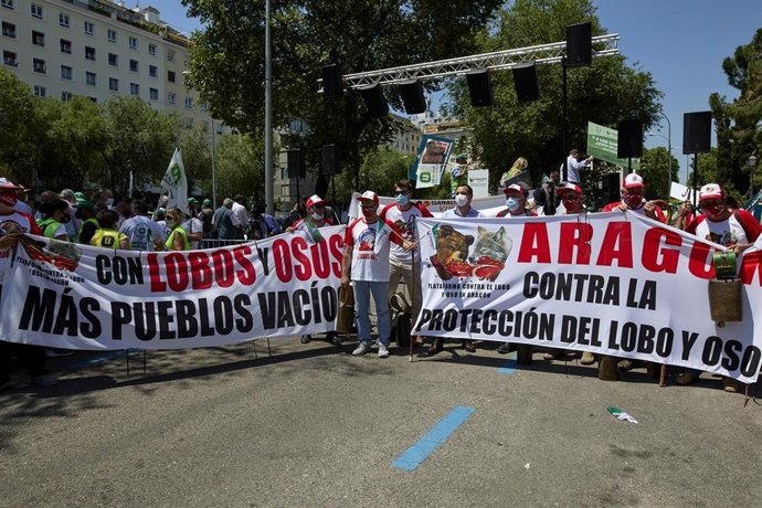 Archivo - Agricultores y ganaderos se manifiestan frente a la sede del Ministerio para la Transición Ecológica y el Reto Demográfico para protestar por la inclusión del lobo en el Listado de Especies Silvestres en Régimen de Protección Especial (LESPRE)