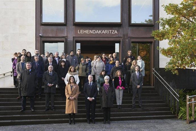 El lehendakari, Iñigo Urkullu, ha encabezado este viernes la concentración que ha tenido lugar este viernes en la escalinata de Lehendakaritza