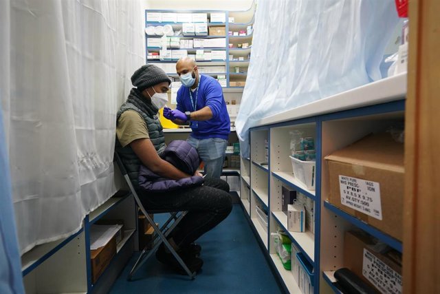 Archivo - Imagen de archivo de un enfermero británico durante la pandemia.