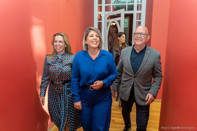 La alcaldesa de Cartagena, Noelia Arroyo, en el centro, junto a la vicealcaldesa, Ana Belén Castejón, el teniente de alcalde, Manuel Padín, y la concejala de Hacienda, Esperanza Nieto