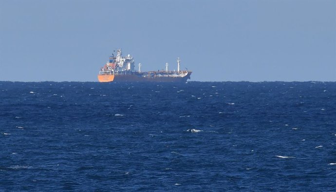 Archivo - The Inge Kosan is seen anchored off the coast of the Sunshine Coast, Tuesday, April 27, 2021. Health workers will assess COVID-positive crew on board a British-flagged tanker ship after it was given permission to anchor off Brisbane. (AAP Imag