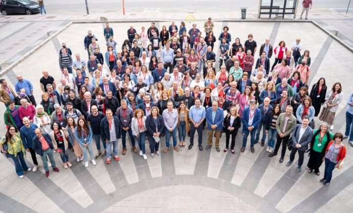 El coordinador federal de IU, Alberto Garzón, junto a ediles y cargos locales de la formación en la localidad asturiana de Mieres (Asturias).