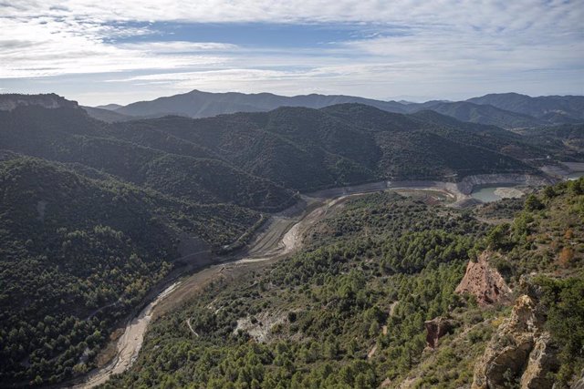 Vista del pantano de Siurana, a 24 de noviembre de 2022, en Barcelona, Catalunya (España). La Generalitat ha declarado la alerta por sequía en las cuenca del Ter-Llobregat (Barcelona), que abastece el área metropolitana de Barcelona, y Darnius-Boadella (G