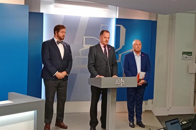 El presidente de PP+Cs, Carlos Iturgaiz (c), ha confirmado que su grupo registrará este viernes una enmienda de totalidad al proyecto de presupuestos