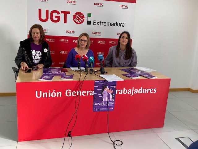 La secretaria de Igualda de UGT EXtremadura, María José Ladera (en el centro), en la presentación de los actos por el 25N.