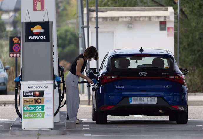 Una persona reposta su vehículo en una gasolinera, a 28 de octubre de 2022, en Madrid (España).