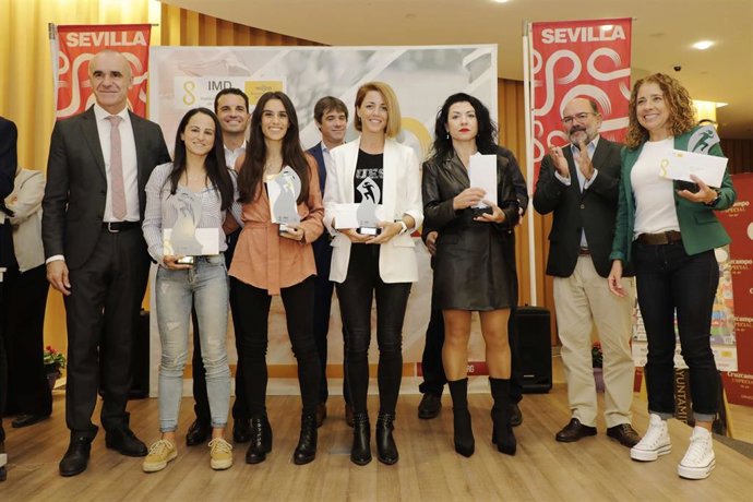 El alcalde de Sevilla, Antonio Muñoz, primero por la izquierda, en la entrega de premios de la pasada edición de las Carreras Populares.