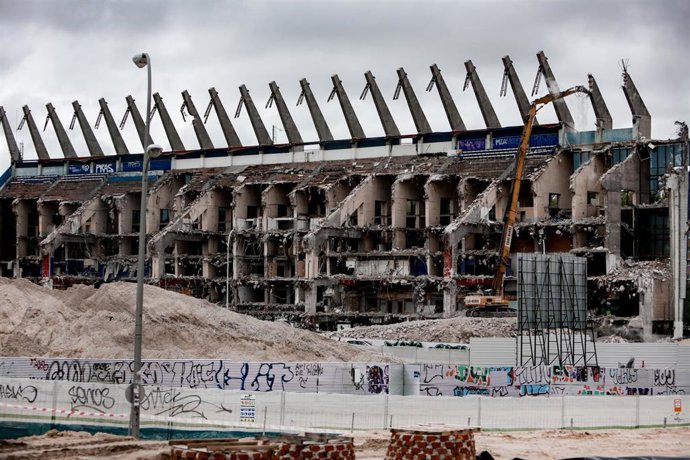 Archivo - Una demoledora derriba la última pared del estado Vicente Calderón.